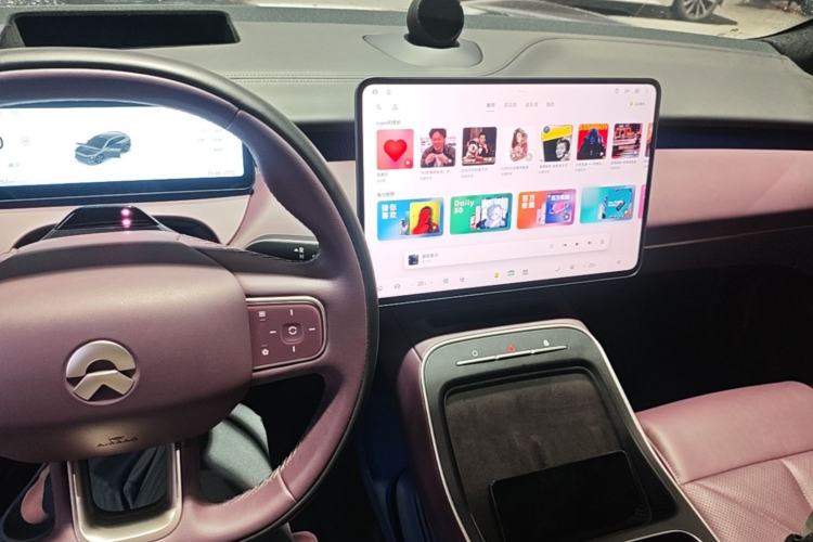 Used Nio ET5T 2025 75 kWh Touring Center Console