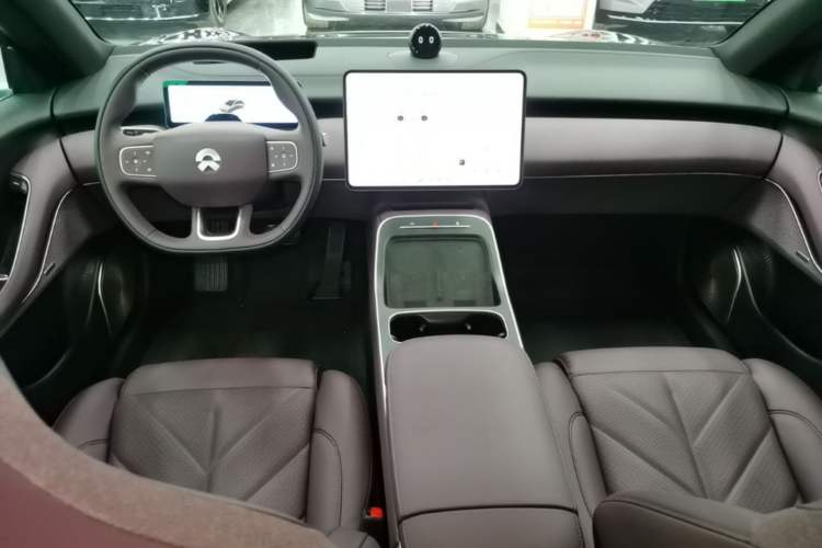 Used Nio ET5T 2025 75 kWh Touring Center Console