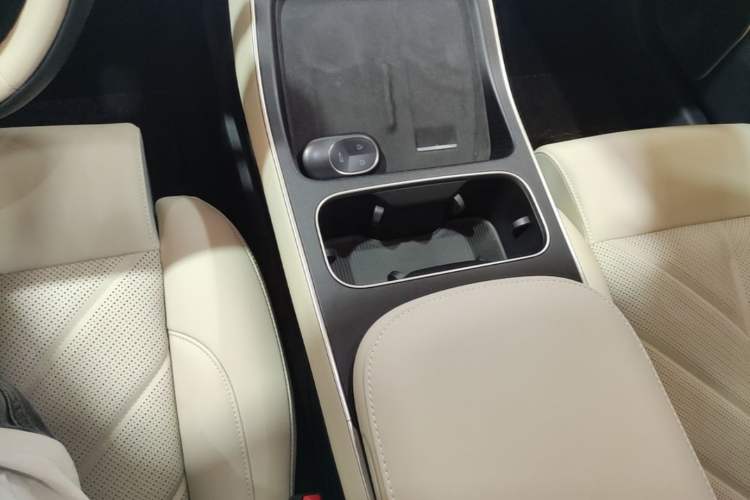 Used Nio ET5T 2025 75 kWh Touring Gear Lever