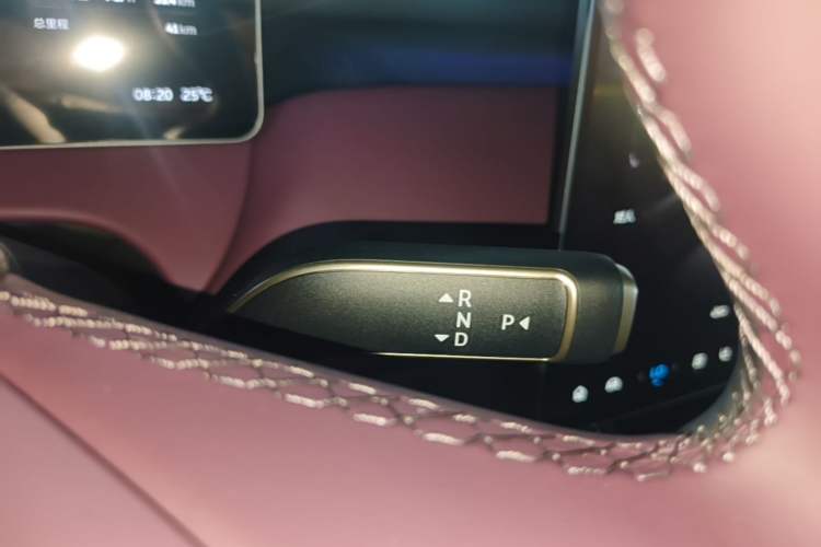 Used Nio ET5T 2025 75 kWh Touring Gear Lever