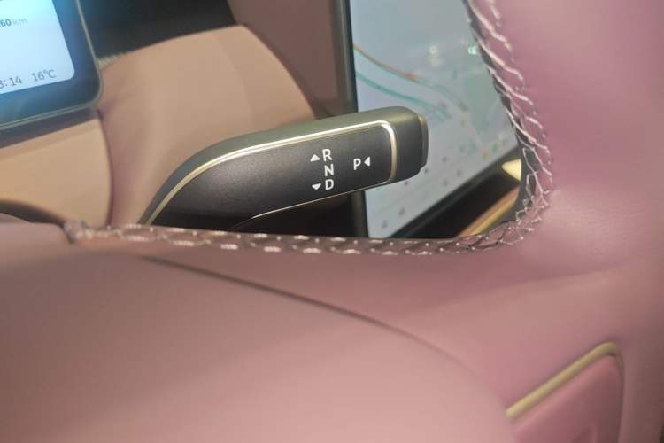 Used Nio ET5T 2025 Model Shadow Package Limited Edition, 75kWh Touring Gear Lever