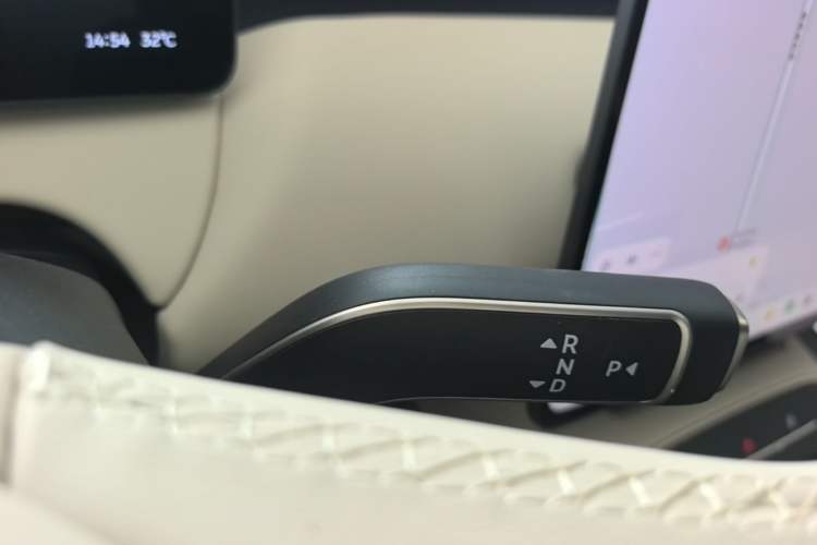 Used Nio ET5T 2025 75 kWh Touring Gear Lever