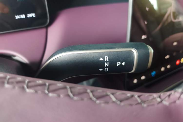 Used Nio ET5T 2025 75 kWh Touring Gear Lever