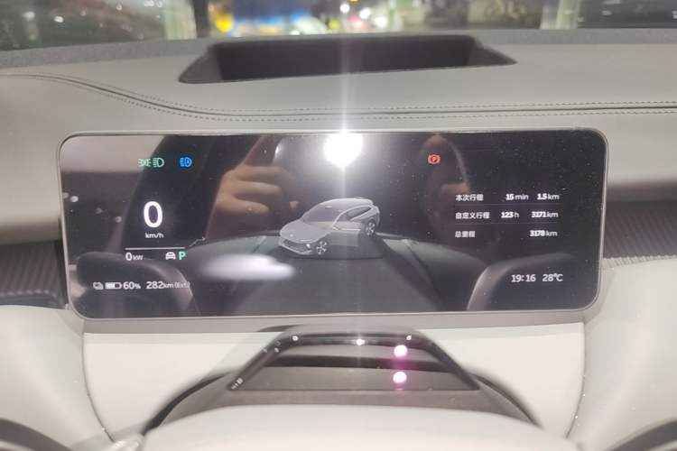 Used Nio ET5T 2025 75 kWh Touring Instrument Cluster