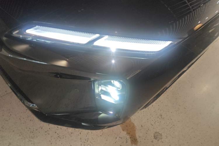 Used Nio ET5T 2025 Model Shadow Package Limited Edition, 75kWh Touring Left Front Headlight