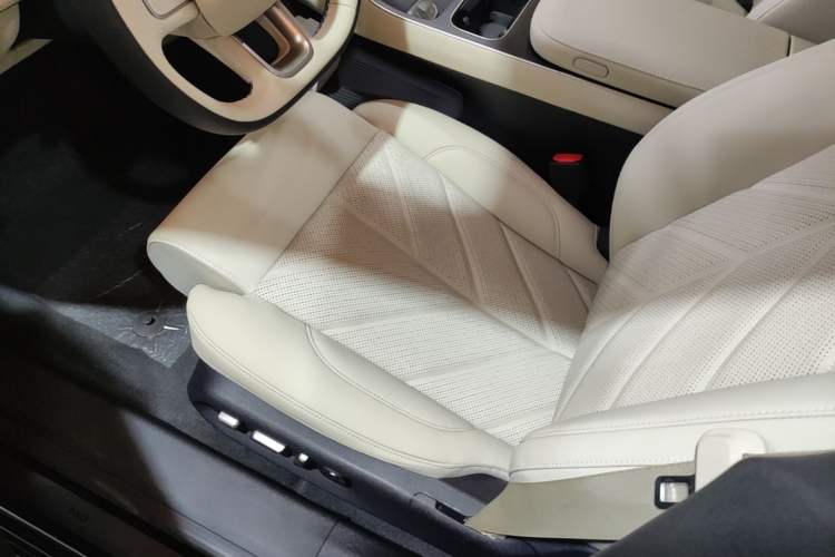 Used Nio ET5T 2025 75 kWh Touring Left Front Seat