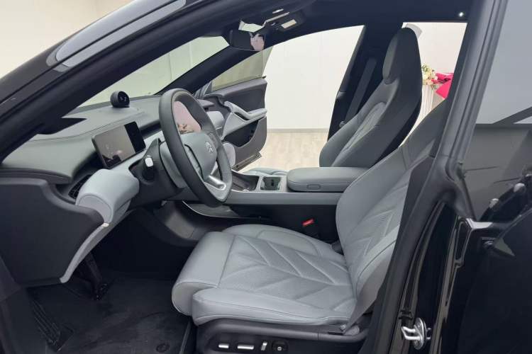 Used Nio ET5T 2025 75 kWh Touring Left Front Seat