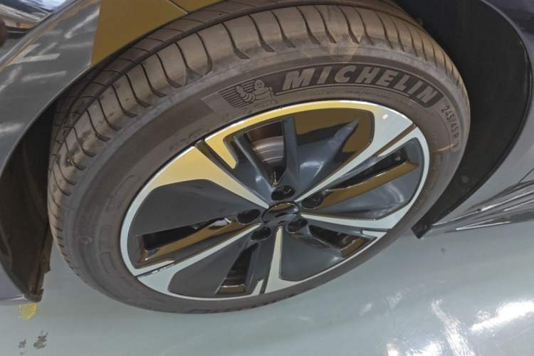 Used Nio ET5T 2025 75 kWh Touring Left Front Wheel Hub