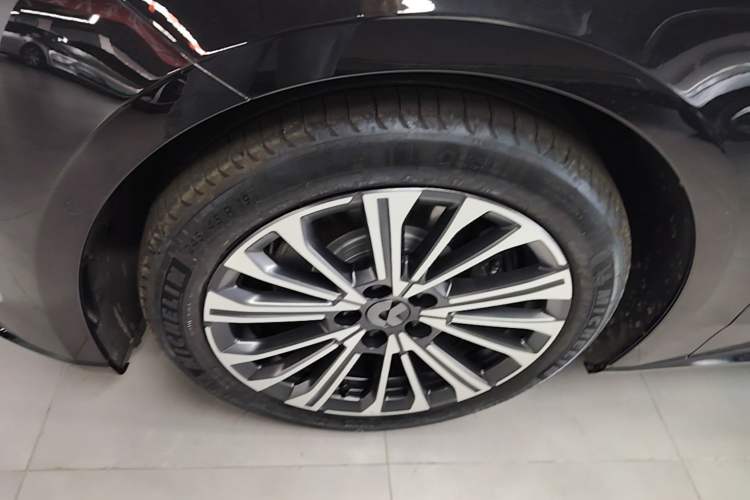 Used Nio ET5T 2025 75 kWh Touring Left Front Wheel Hub
