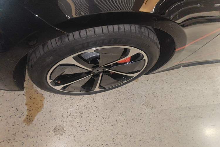 Used Nio ET5T 2025 Model Shadow Package Limited Edition, 75kWh Touring Left Front Wheel Hub
