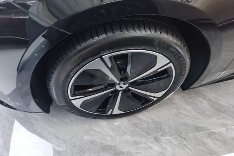 Used Nio ET5T 2025 75 kWh Touring Left Front Wheel Hub