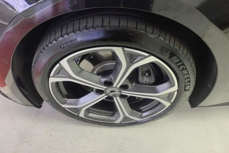Used Nio ET5T 2025 75 kWh Touring Left Front Wheel Hub