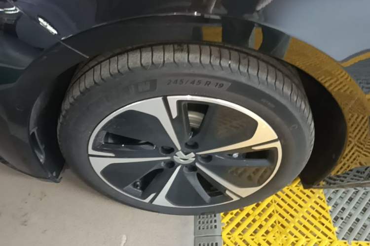 Used Nio ET5T 2025 75 kWh Touring Left Front Wheel Hub