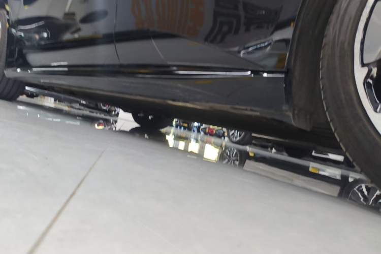 Used Nio ET5T 2025 75 kWh Touring Left Side Sill