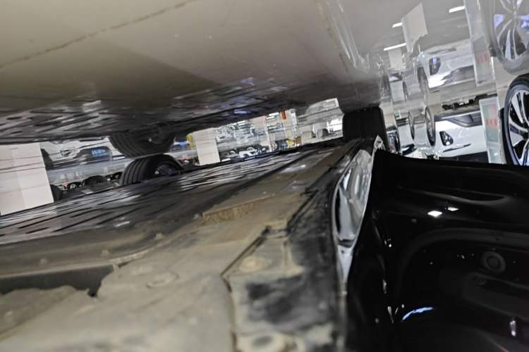 Used Nio ET5T 2025 75 kWh Touring Left Side Sill