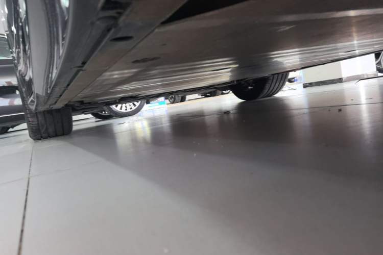 Used Nio ET5T 2025 75 kWh Touring Left Side Sill
