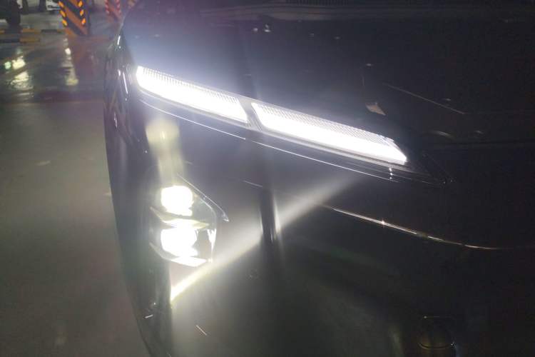 Used Nio ET5T 2025 75 kWh Touring Right Front Headlight