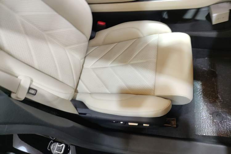 Used Nio ET5T 2025 75 kWh Touring Right Front Seat