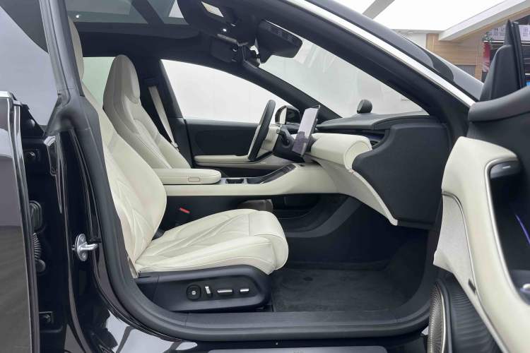 Used Nio ET5T 2025 75 kWh Touring Right Front Seat
