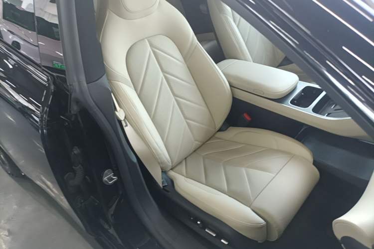 Used Nio ET5T 2025 75 kWh Touring Right Front Seat
