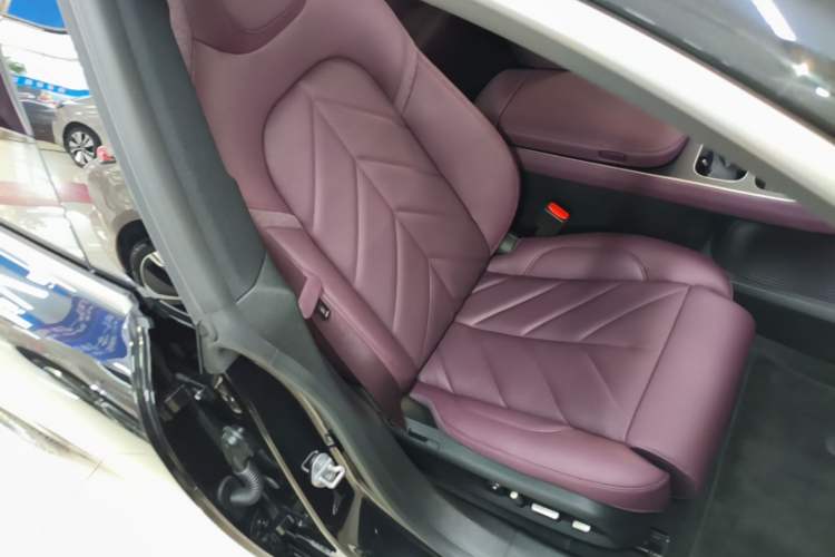 Used Nio ET5T 2025 75 kWh Touring Right Front Seat