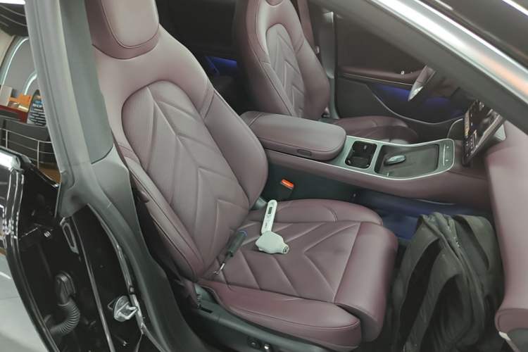 Used Nio ET5T 2025 75 kWh Touring Right Front Seat