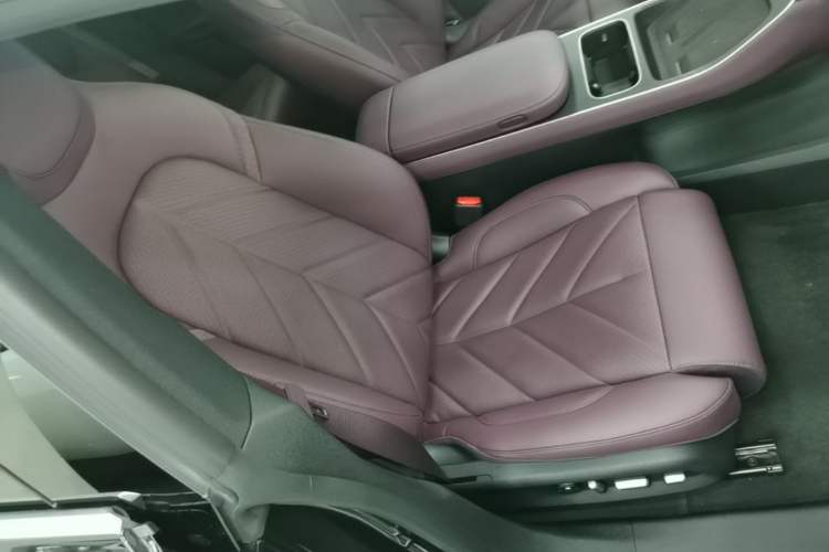 Used Nio ET5T 2025 75 kWh Touring Right Front Seat