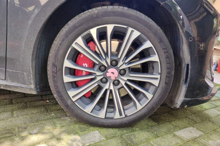 Used Nio ET5T 2025 75 kWh Touring Right Front Wheel Hub