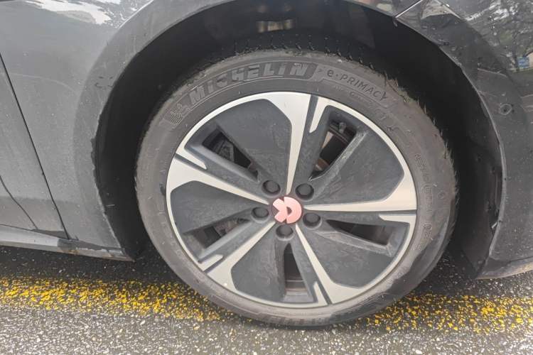 Used Nio ET5T 2025 75 kWh Touring Right Front Wheel Hub
