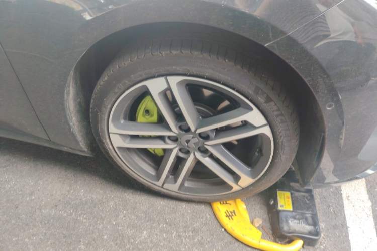 Used Nio ET5T 2025 Model Champion Commemorative Edition, 75kWh Touring Right Front Wheel Hub