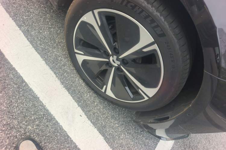 Used Nio ET5T 2025 75 kWh Touring Right Front Wheel Hub