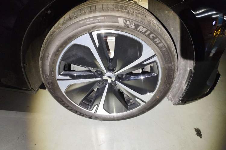 Used Nio ET5T 2025 75 kWh Touring Right Front Wheel Hub