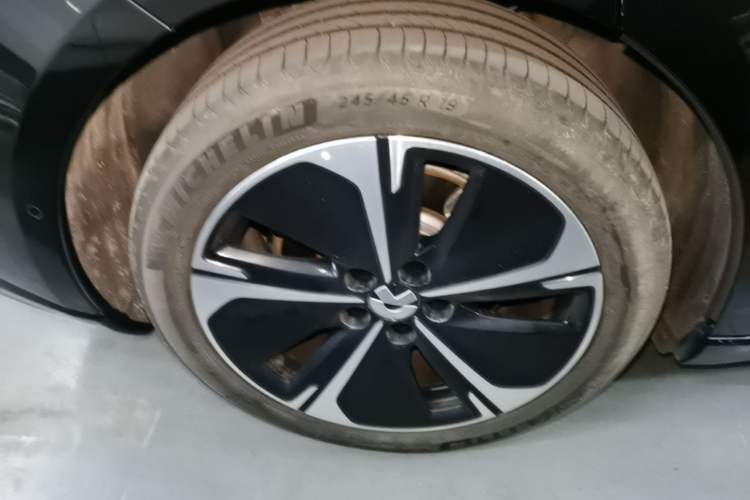 Used Nio ET5T 2025 75 kWh Touring Right Rear Wheel Hub
