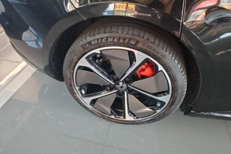 Used Nio ET5T 2025 75 kWh Touring Right Rear Wheel Hub
