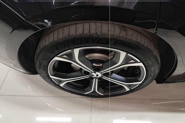 Used Nio ET5T 2025 75 kWh Touring Right Rear Wheel Hub
