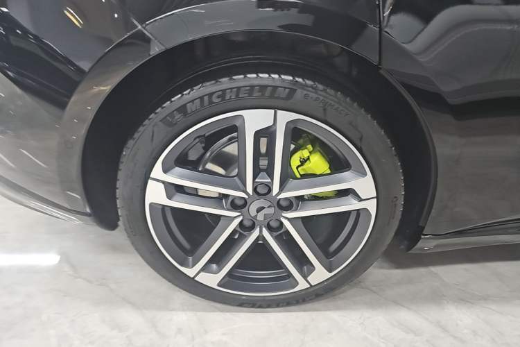 Used Nio ET5T 2025 Model Champion Commemorative Edition, 100kWh Touring Right Rear Wheel Hub