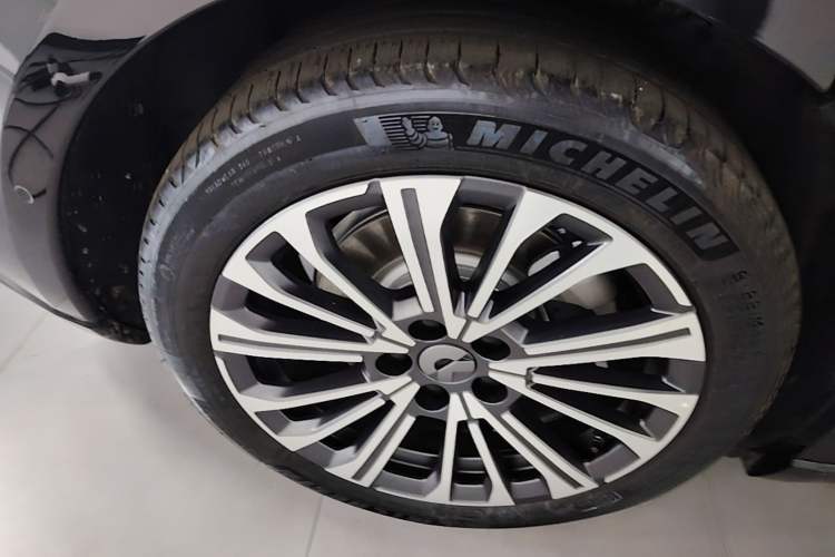 Used Nio ET5T 2025 75 kWh Touring Right Rear Wheel Hub