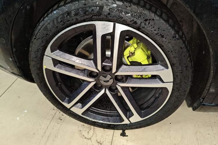 Used Nio ET5T 2025 Model Champion Commemorative Edition, 75kWh Touring Right Rear Wheel Hub