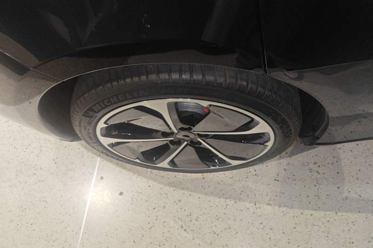 Used Nio ET5T 2025 Model Shadow Package Limited Edition, 75kWh Touring Right Rear Wheel Hub