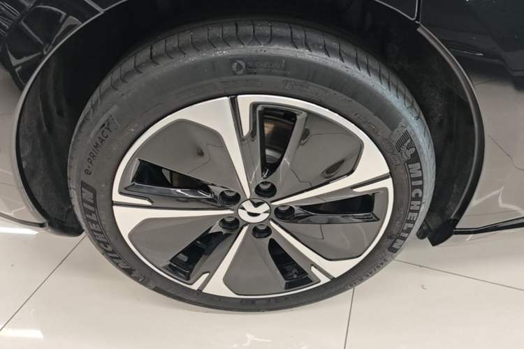 Used Nio ET5T 2025 75 kWh Touring Right Rear Wheel Hub