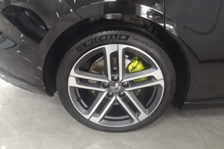 Used Nio ET5T 2025 Model Champion Commemorative Edition, 75kWh Touring Right Rear Wheel Hub