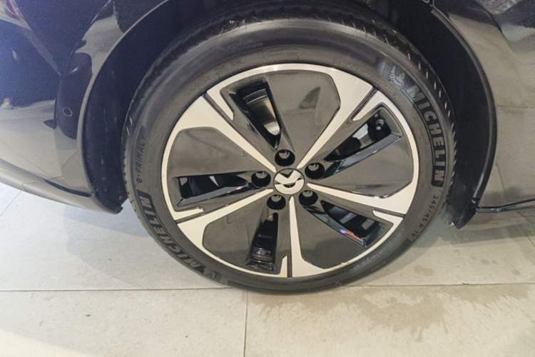 Used Nio ET5T 2025 75 kWh Touring Right Rear Wheel Hub