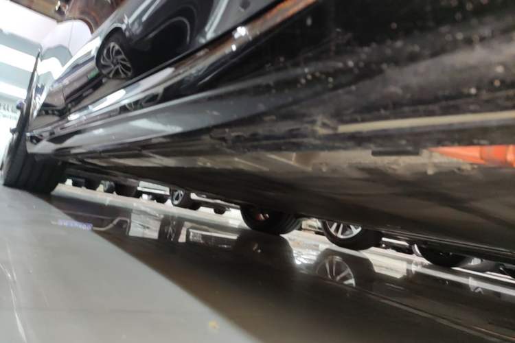 Used Nio ET5T 2025 75 kWh Touring Right Side Sill
