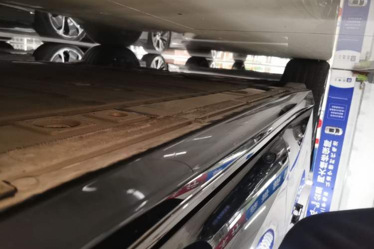 Used Nio ET5T 2025 75 kWh Touring Right Side Sill