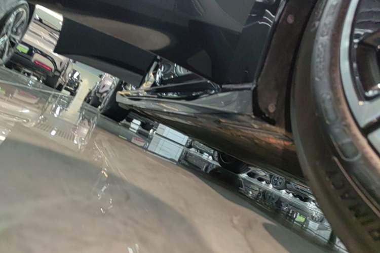 Used Nio ET5T 2025 75 kWh Touring Right Side Sill