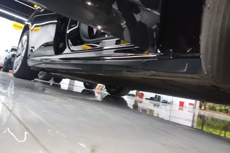 Used Nio ET5T 2025 75 kWh Touring Right Side Sill