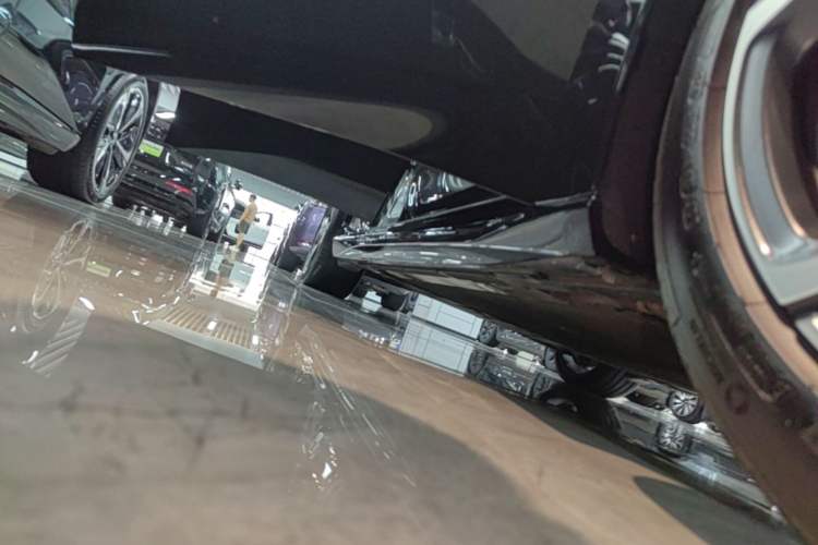 Used Nio ET5T 2025 75 kWh Touring Right Side Sill