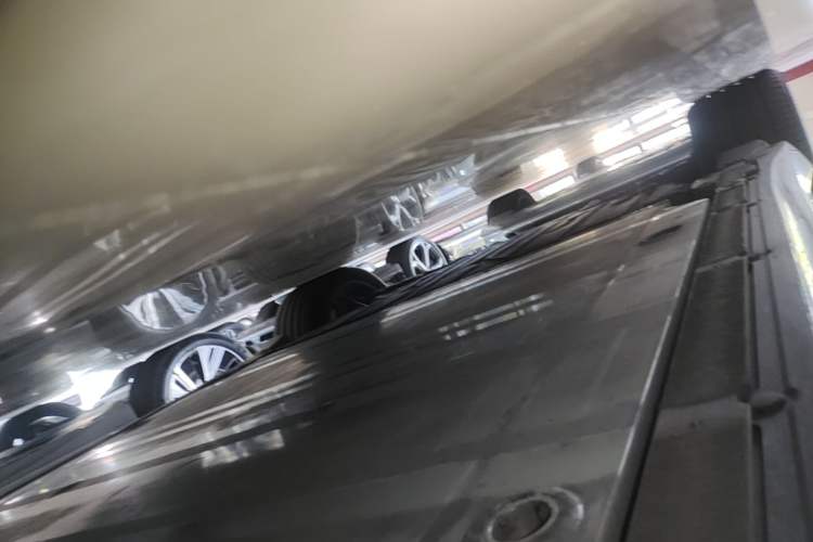 Used Nio ET5T 2025 75 kWh Touring Right Side Sill