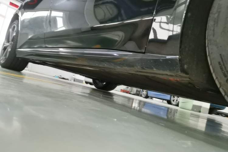 Used Nio ET5T 2025 75 kWh Touring Right Side Sill