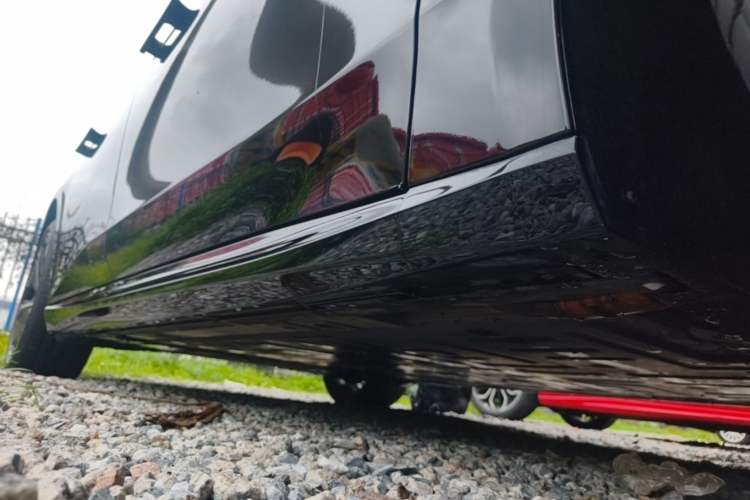 Used Nio ET5T 2025 75 kWh Touring Right Side Sill